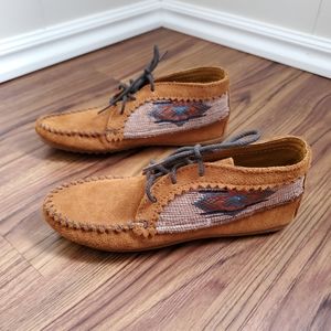 Minnetoka Hard Bottom Moccasins Women's 5.5 Brown Southwestern Detail